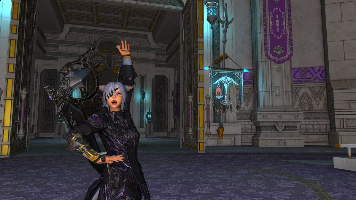 Personajul unui jucător stă în fața intrării într-o temniță variantă în Final Fantasy XIV.