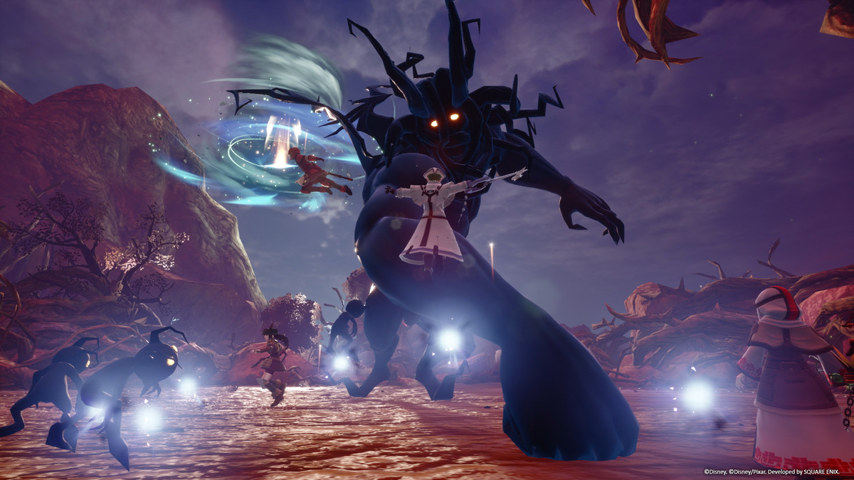 Klasične stvari Kingdom Hearts – igralec, ki drži rezilo ključa, se s prijatelji bori s kupom brezsrčnih (vključno z enim velikanskim).