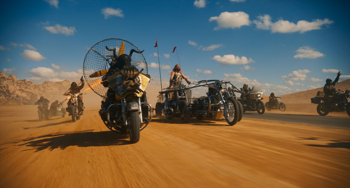 Een groep motorrijders, waaronder Chris Hemsworth, rukt op in de woestijn van Furiosa