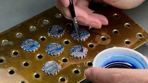 Der Prozess der Herstellung von Abzeichen. Maßgeschneiderte Luxusabzeichen, hergestellt von japanischen Handwerkern