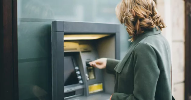 Pankkiautomaattia käyttävä henkilö