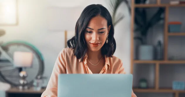 女性独自坐在办公室工作，在笔记本电脑上在线工作、检查电子邮件并在互联网上进行规划。 进行财务规划和预算的女商人、企业专业人士或经理。