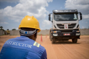 Transaid przekracza cele w zakresie szkolenia kierowców w Ugandzie – działalność logistyczna