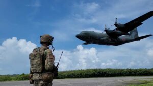 美国空军后勤官员讨论太平洋地区的无人机基地