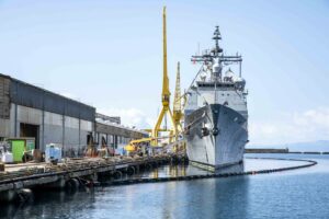 البحرية الأمريكية تعمل على خطة الاستجابة للحرب وسط زيادة السفن في البحر الأحمر