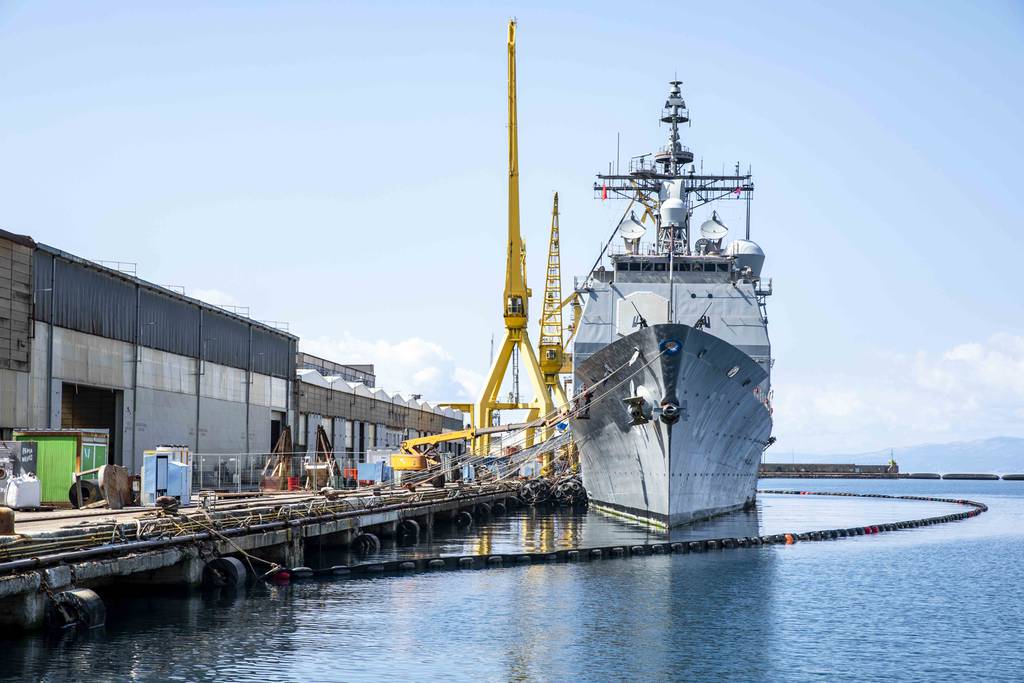 Az amerikai haditengerészet a Vörös-tengeri hajók hullámzása közepette dolgozik a háborús reagálási terven