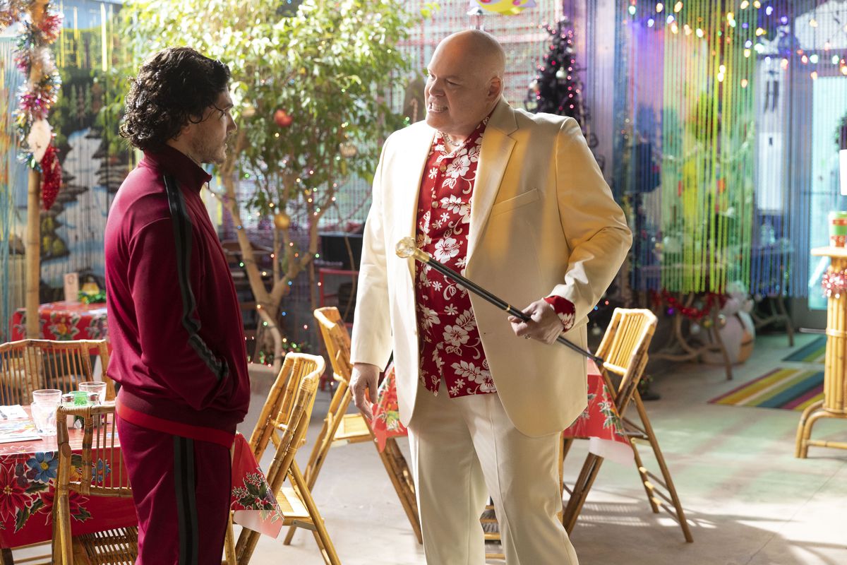 Wilson Fisk (Vincent D’Onofrio) threatening one of his goons while wearing a white suit with a Hawaiian print shirt underneath