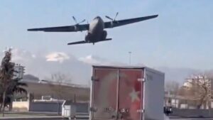 Se et tyrkisk flyvåpen C-160D fly ekstremt lavt over byen før nødlanding