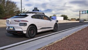 Waymo 的无人驾驶汽车在没有安全驾驶员的情况下在亚利桑那州的高速公路上行驶