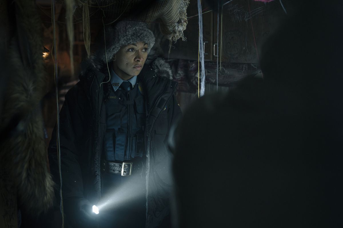 Кали Рейс в роли Эванджелин Наварро светит фонариком в темной комнате, наполненной шкурами животных, в «Настоящем детективе: Ночная страна».