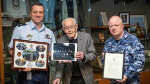Veterano da Segunda Guerra Mundial oferece história à Base da RAAF em Edimburgo