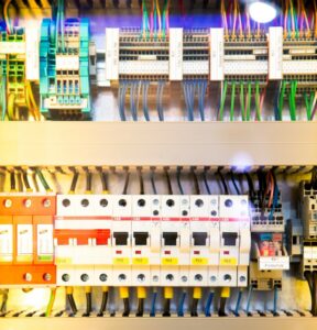Disjuntores e interruptores: protegendo o fluxo de energia