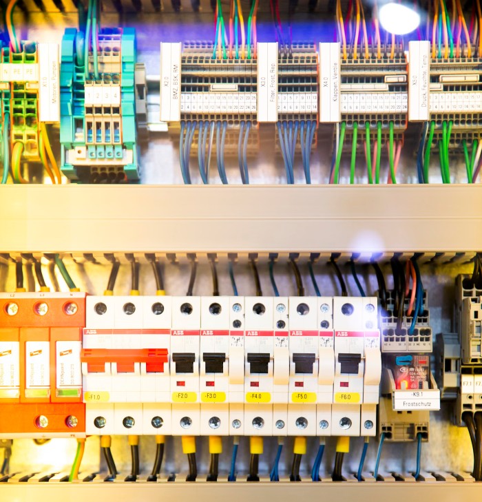 Leistungsschalter und Schalter: Sicherstellung des Energieflusses