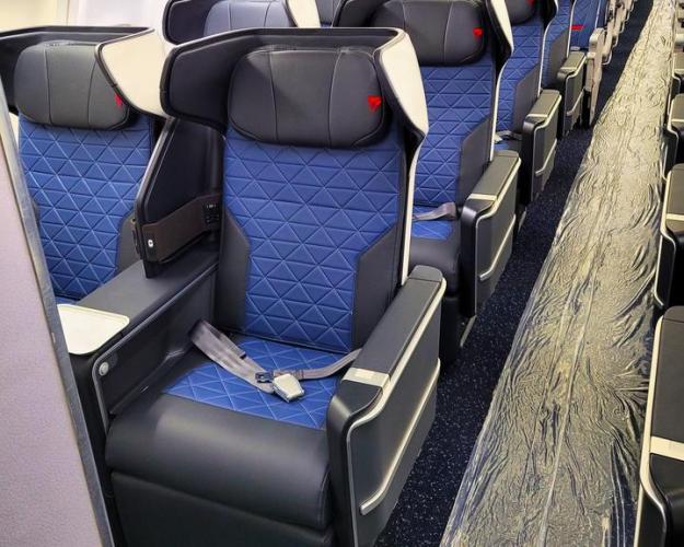 Delta-kunder vil snart nyte en forbedret førsteklasses reiseopplevelse når flyselskapets nyeste First Class-sete begynner å rulle ut på utvalgte oppfriskede Boeing 737-800-fly denne måneden.