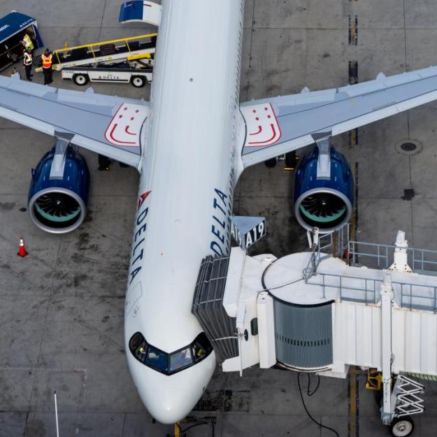 A321neo pysäköity Boston Loganin lentokentän portille