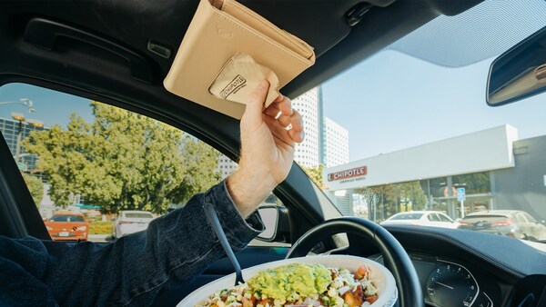 Beispiele für Marketingstrategien für Restaurants: Chipotles Auto-Serviettenhalter in Aktion.