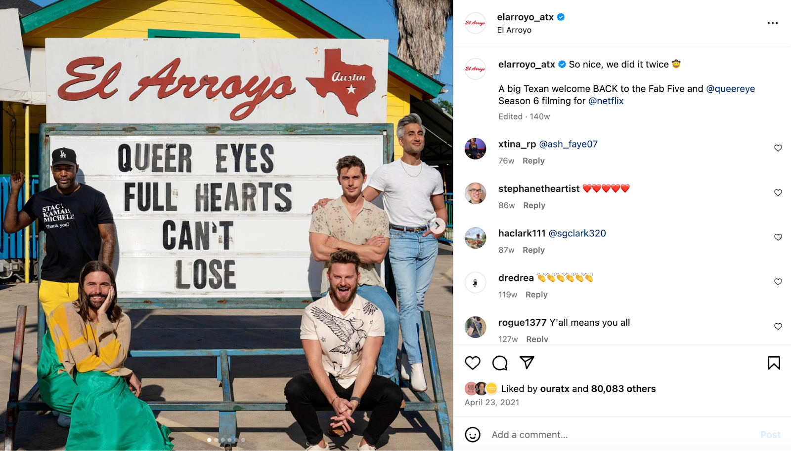 تخلیقی ریستوراں کی مارکیٹنگ کے خیالات: Queer Eye کی کاسٹ شو کو فروغ دینے کے لیے El Arroyo کے مارکی نشان کے سامنے پوز دیتی ہے۔
