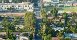 דעה: מדוע לוס אנג'לס עדיין נותנת לבעלי בתים חד-משפחתיים לחסום פתרונות למשבר הדיור?