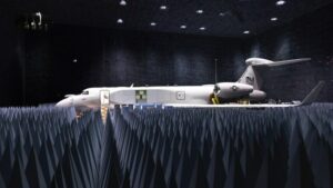 รูปถ่ายของเข็มทิศ EA-37B ในห้องที่ไม่มีเสียงสะท้อนเกิดขึ้น