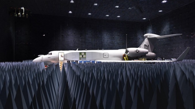 Появились фотографии вызова компаса EA-37B в безэховой камере