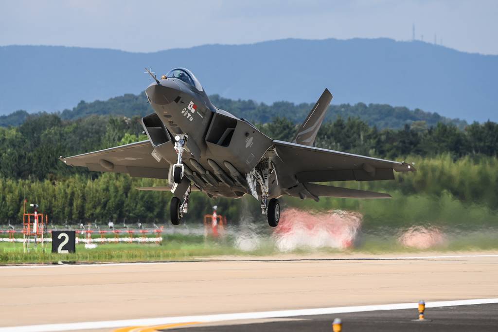 La Corea del Sud inizierà la produzione in serie di aerei da combattimento KF-21