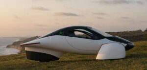 Этот автомобиль на солнечной энергии выглядит как самолет