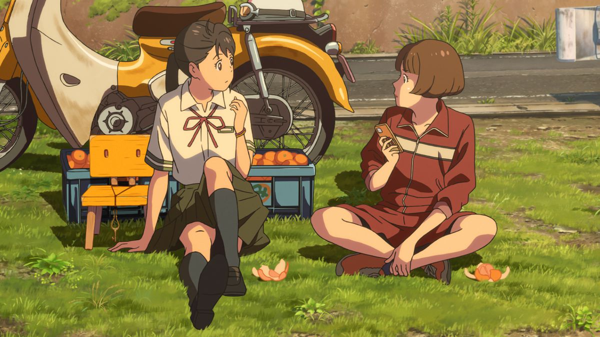 Suzume iskolai egyenruhában, gyümölcsöt eszik egy vidéki út szélén Chikával, tornaegyenruhában.